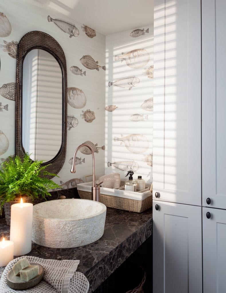 Baño de decoración biofílica