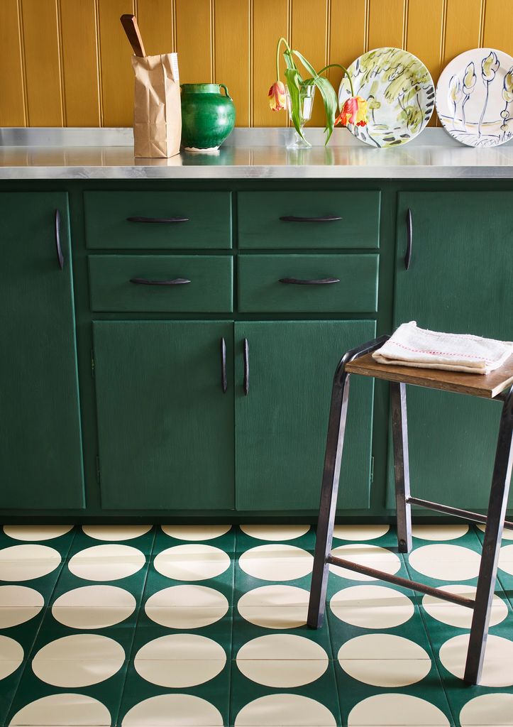 Suelo de cocina pintado en verde y blanco