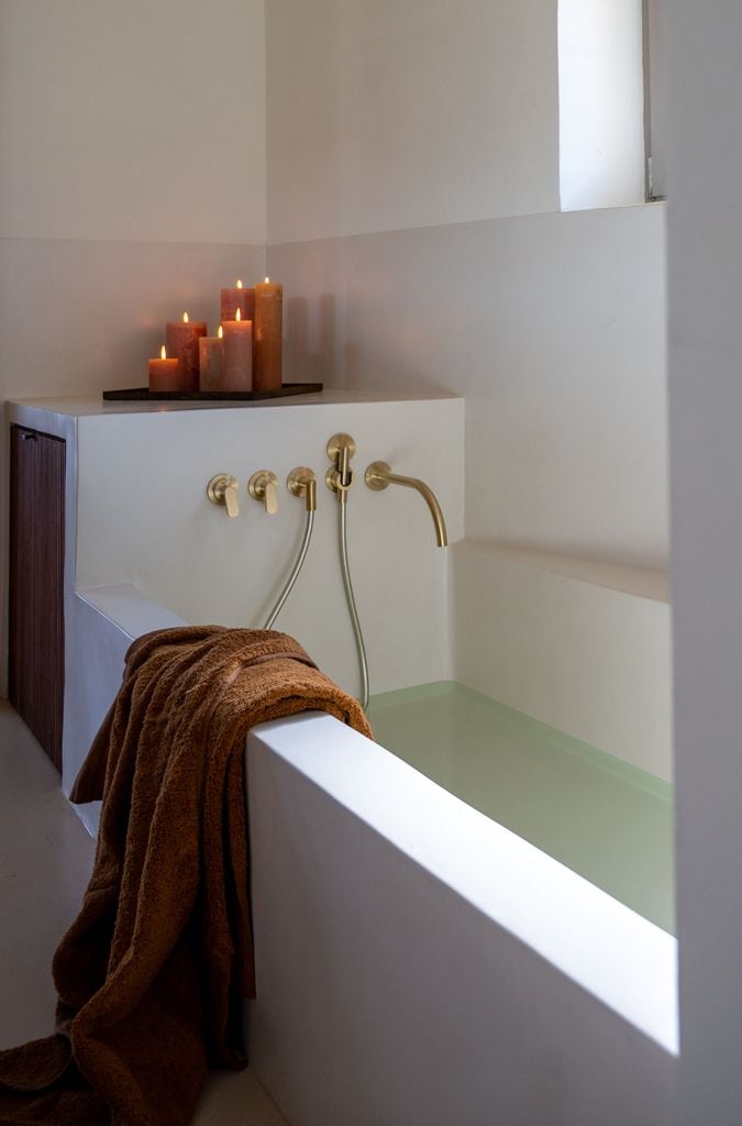 Bañera y toalla marrón