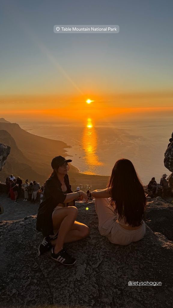 Aislinn Derbez disfrutó de un hermoso atardecer desde el Parque Nacional Montaña de la Mesa.