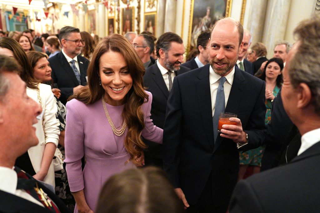 Kate Middleton y el príncipe Guillermo en el Palacio de Buckingham 