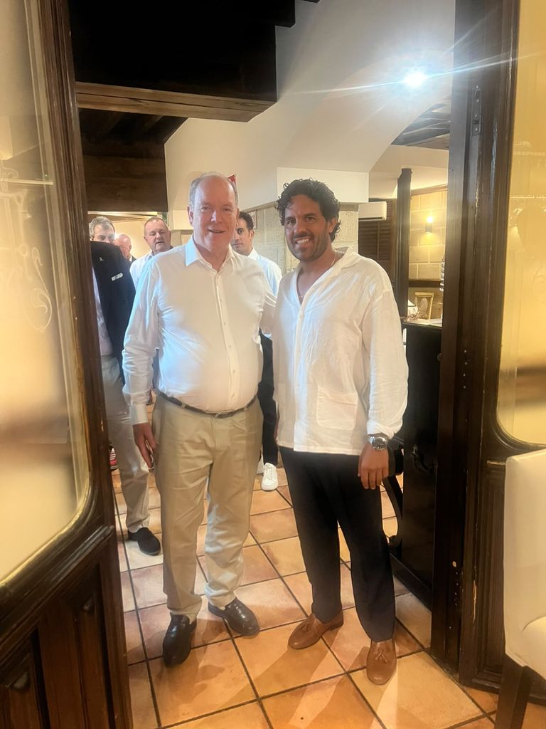 Alberto de Mónaco con Rubén Jiménez, propietario del restaurante Lumbre – Las Brasas de Moma
