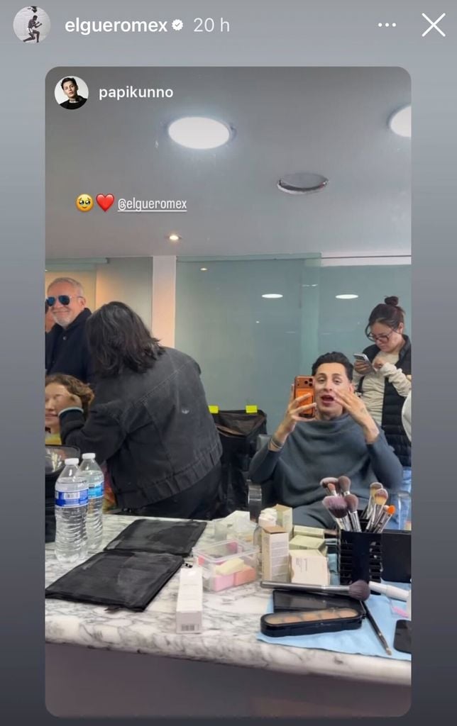 'El Güero' Castro supervisando maquillaje y peinado. Del lado izquierdo está Fernanda Castro.