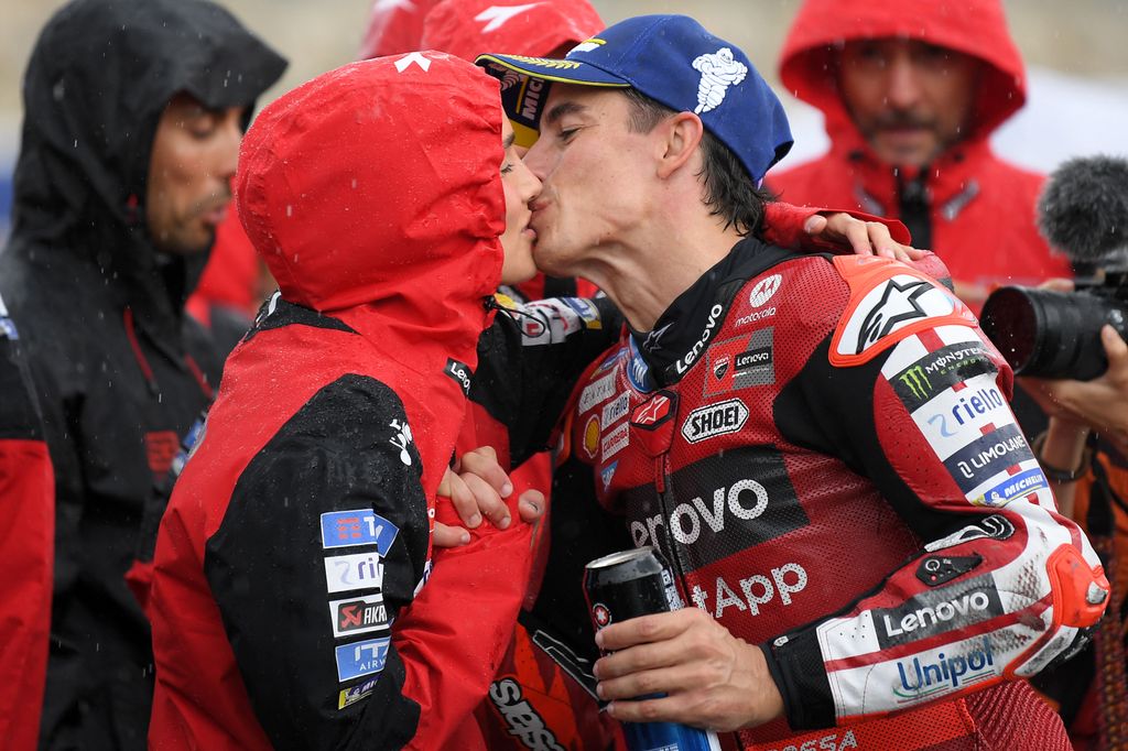 El apasionado beso de la pareja