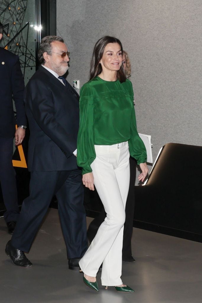 Reina Letizia blusa verde look