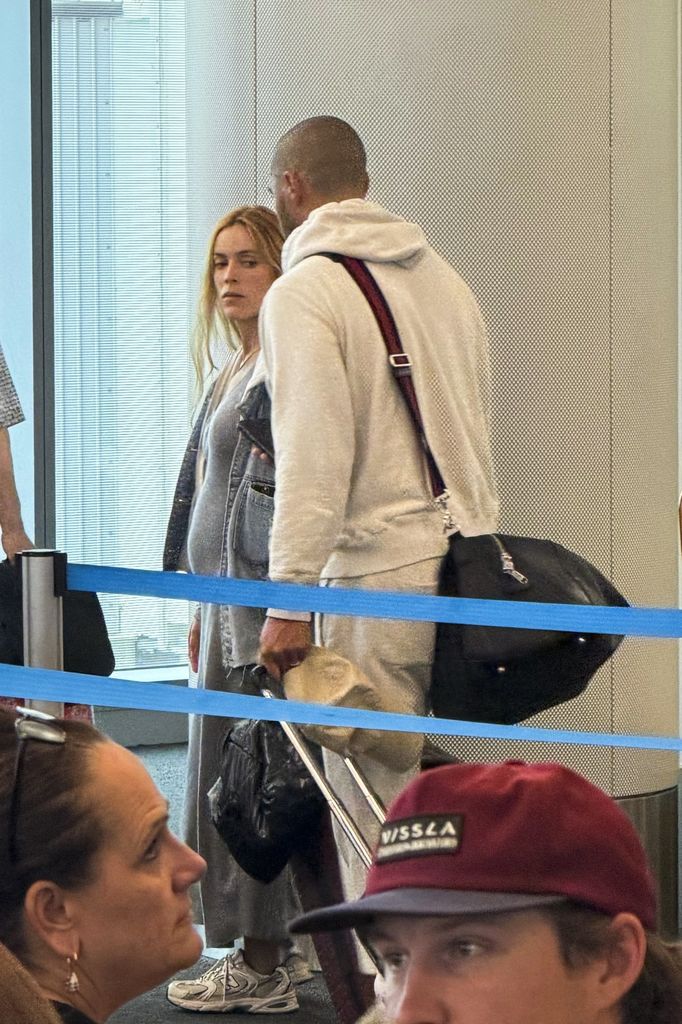 Jesse Williams y Alejandra Onieva llegando al aeropuerto de Los Ángeles