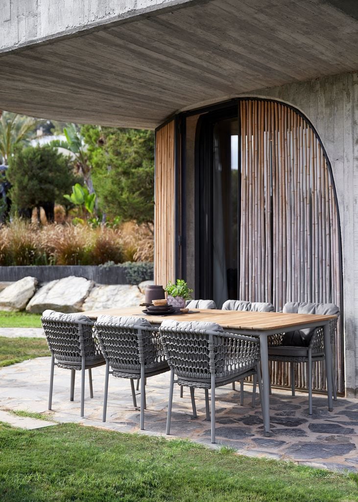 Comedor de verano con mesa y seis sillas