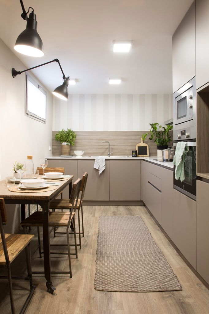 Cocina con mesa de fondo reducido.