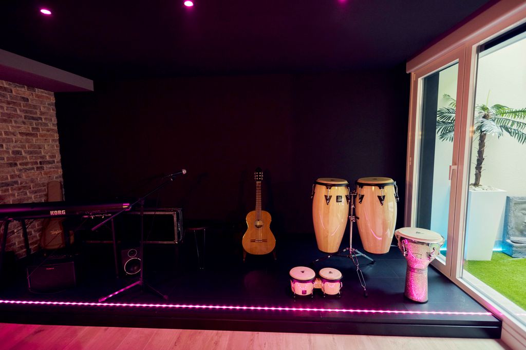 Escenario con varios instrumentos en casa de David Bustamante