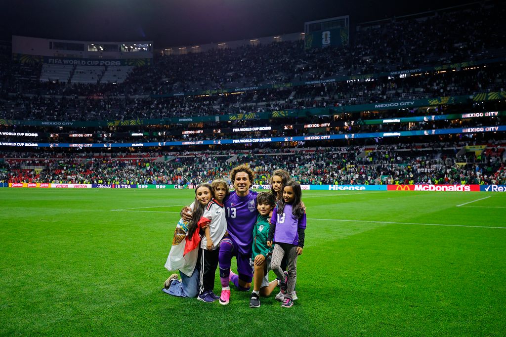Memo ochoa celebró con su familia