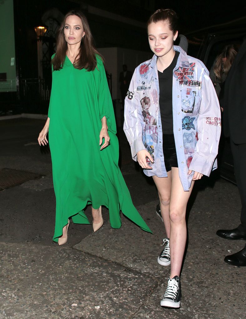 Angelina Jolie y su hija Shiloh paseando por Londres en octubre de 2021