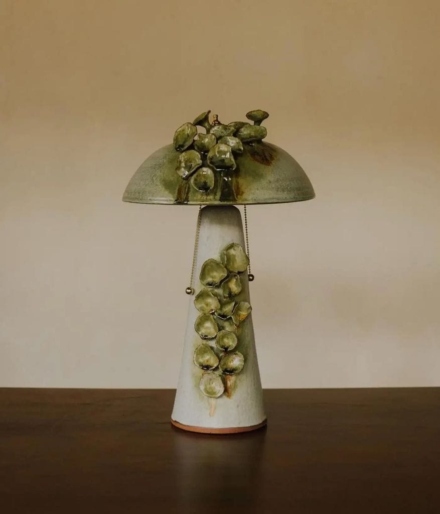 "Mushroom Lamp", lámpara de cerámica hecha a mano, de Casa Alfarera