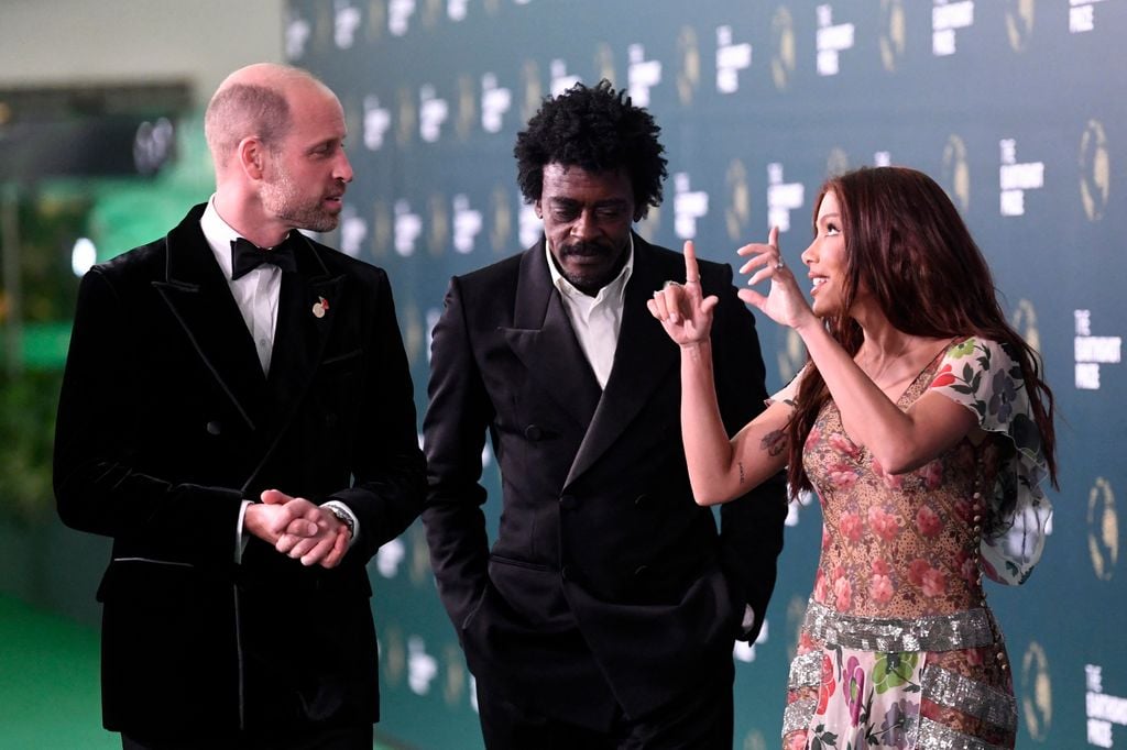 El príncipe William conversando con Seu Jorge y Anitta en la alfombra de los Premios Earthshot 2025.