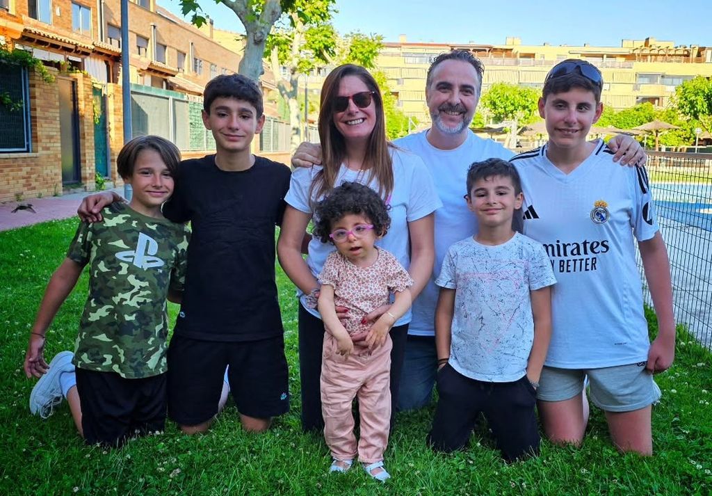 María e Israel, junto con sus cinco hijos