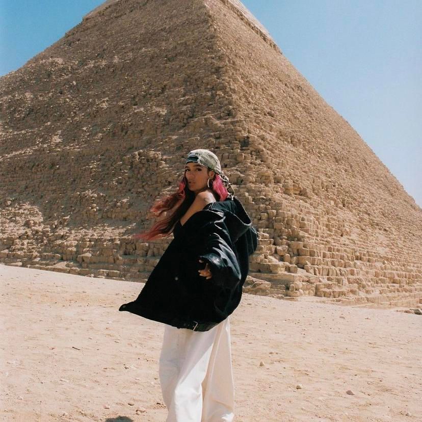 Tal como en el caso de Hailey Bieber, Karol G prefiere llevar esta prenda en estilo oversize