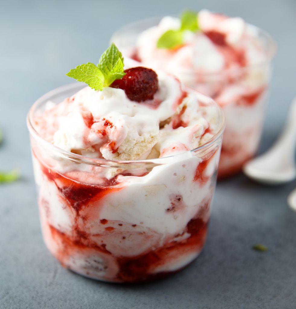 Postres inglés con fresas Eton Mess.