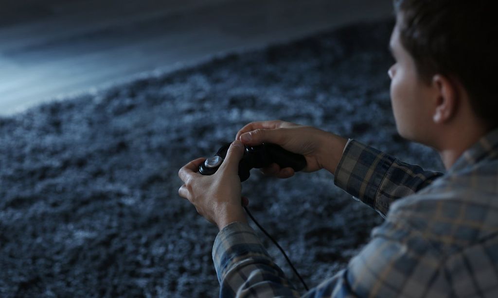niño jugando consola