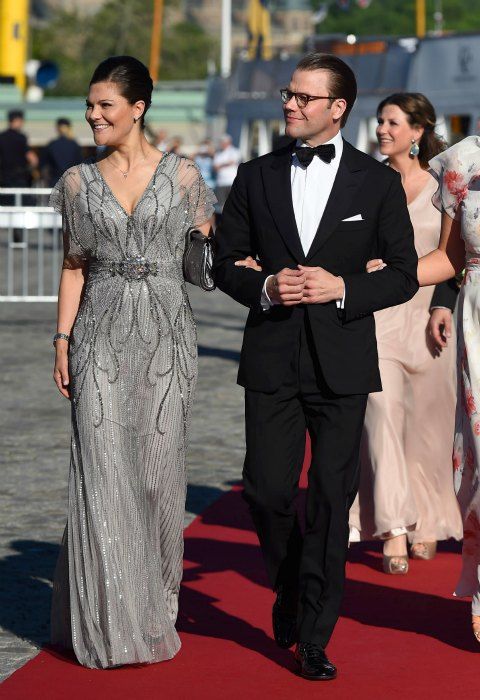 Daniel de Suecia pone la nota royal a los mejores looks de la semana con su impecable esmoquin oscuro en la cena privada de la Boda Real de Suecia.