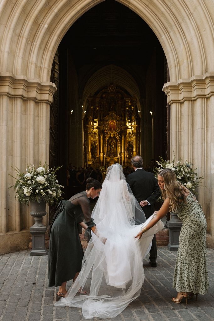 Entrada a la iglesia de la novia