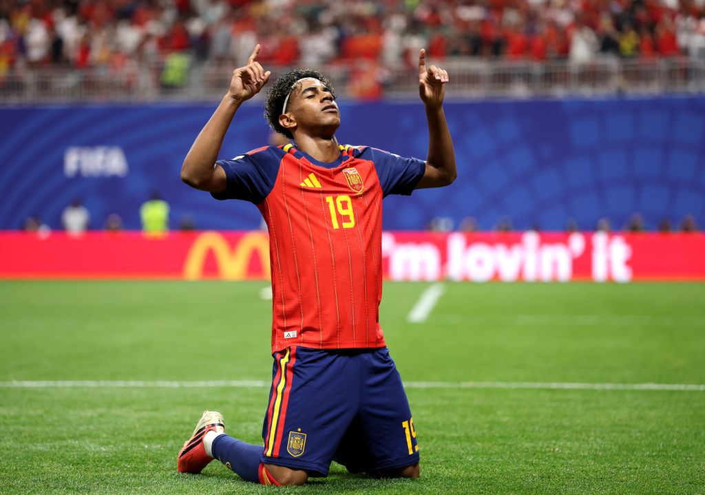 Lamine Yamal marca y celebra el primer gol de España en el Mundial