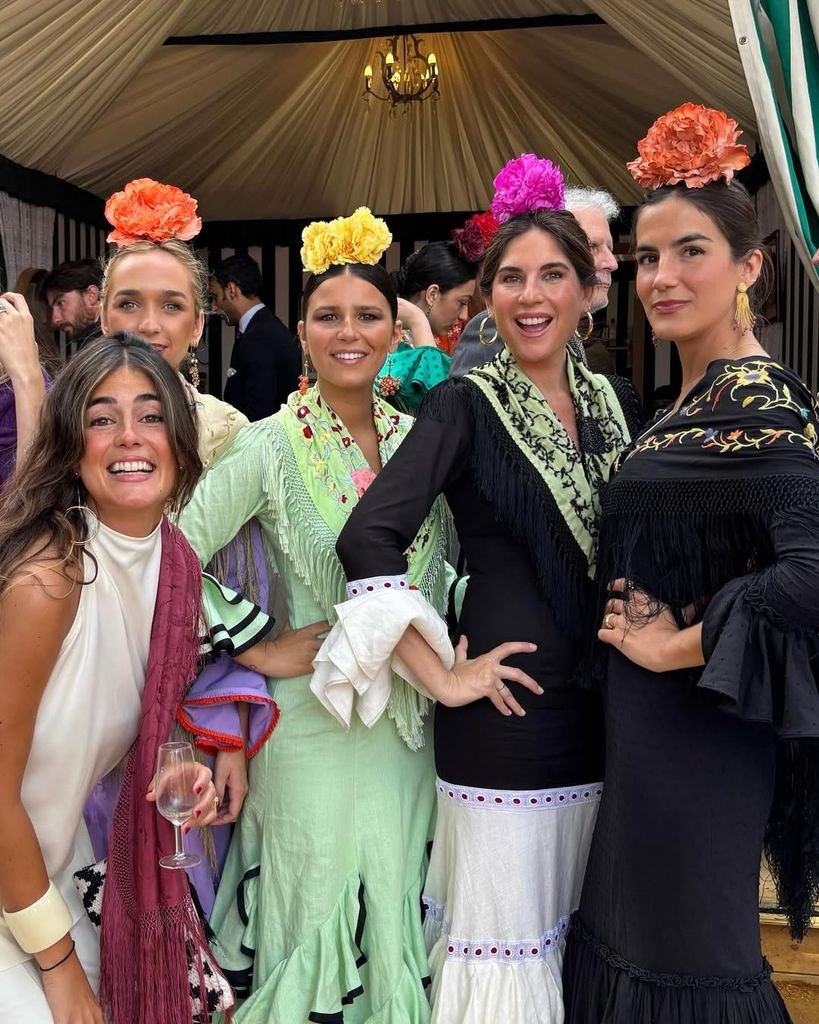 Blanca Llandres Parejo, novia de Alberto Herrera, con su prima Lourdes Montes y Cayetana Rivera