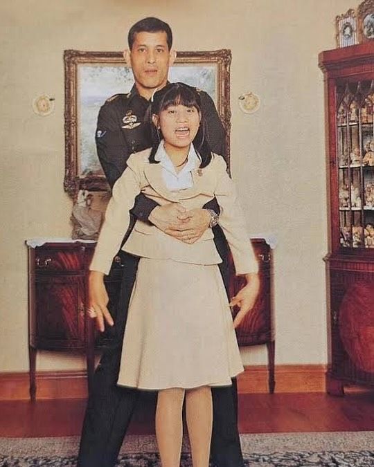 La princesa ha querido mostrar estas imágenes de su infancia por el 74 años de su padre, el rey de Tailandia 