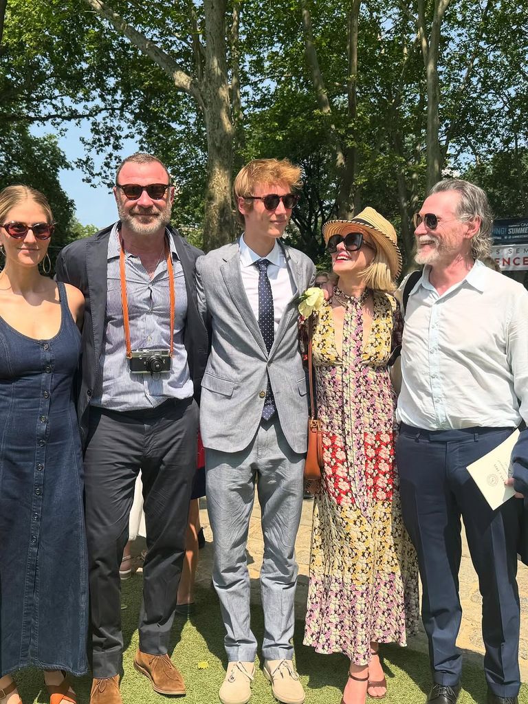 Alexander con sus padres y las respectivas parejas de cada uno.