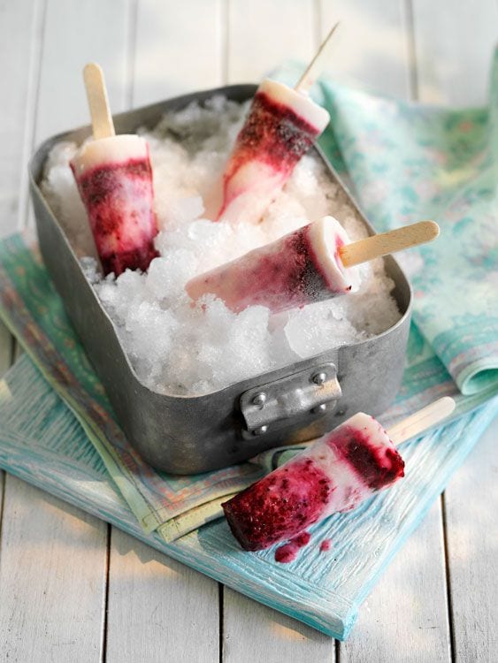 Polo de yogur con frutas del bosque