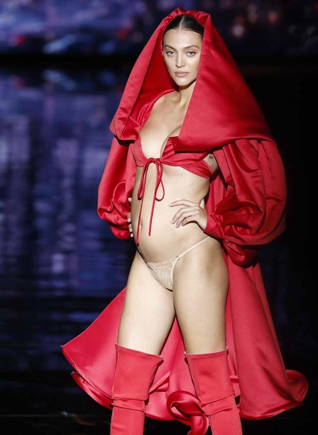 La modelo Neus Bermejo, embarazada en el desfile de Andrés Sardá.
