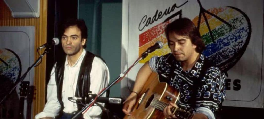 Quique González y Enrique Urquijo actuando en LOS 40