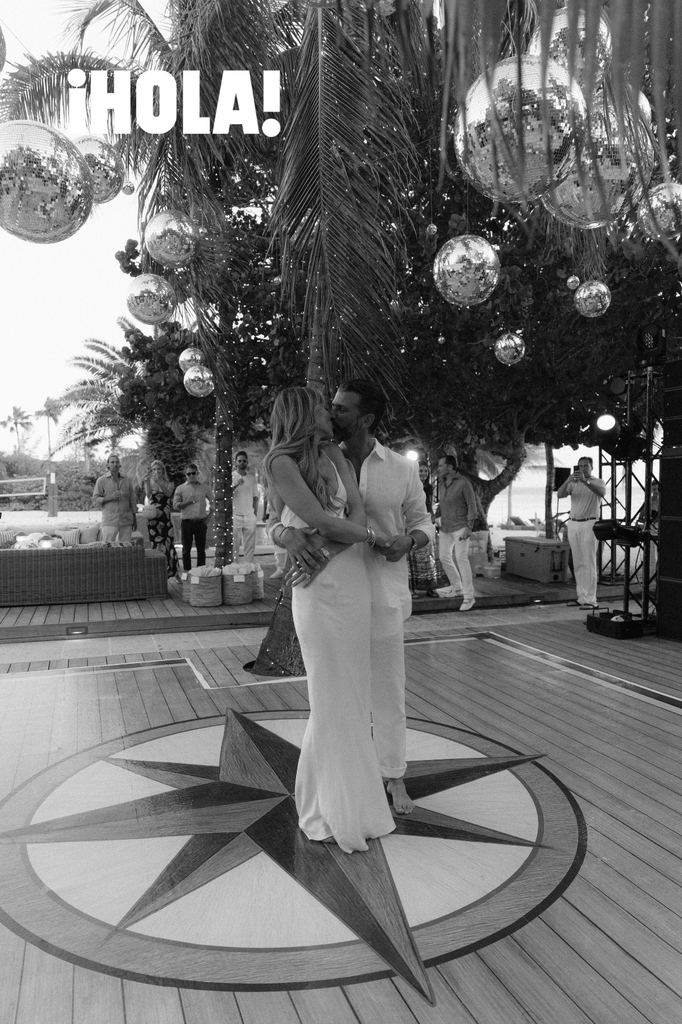 Los recién casados protagonizaron su primer baile oficial como marido y mujer durante la fiesta de inspiración náutica de la tercera noche.
