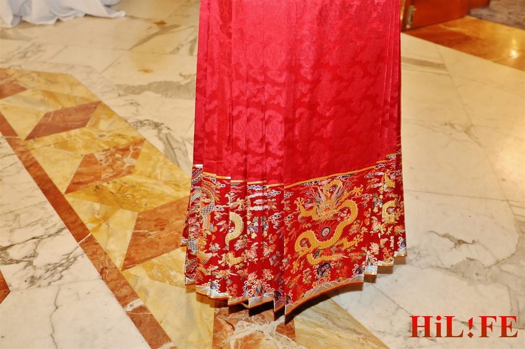 Detalle de la falda de emperatriz china que lucía Kalina de Bulgaria