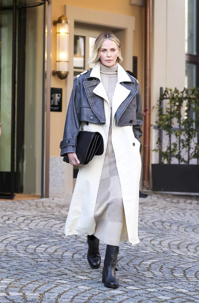 Charlize Theron lleva un conjunto en tonos neutros.