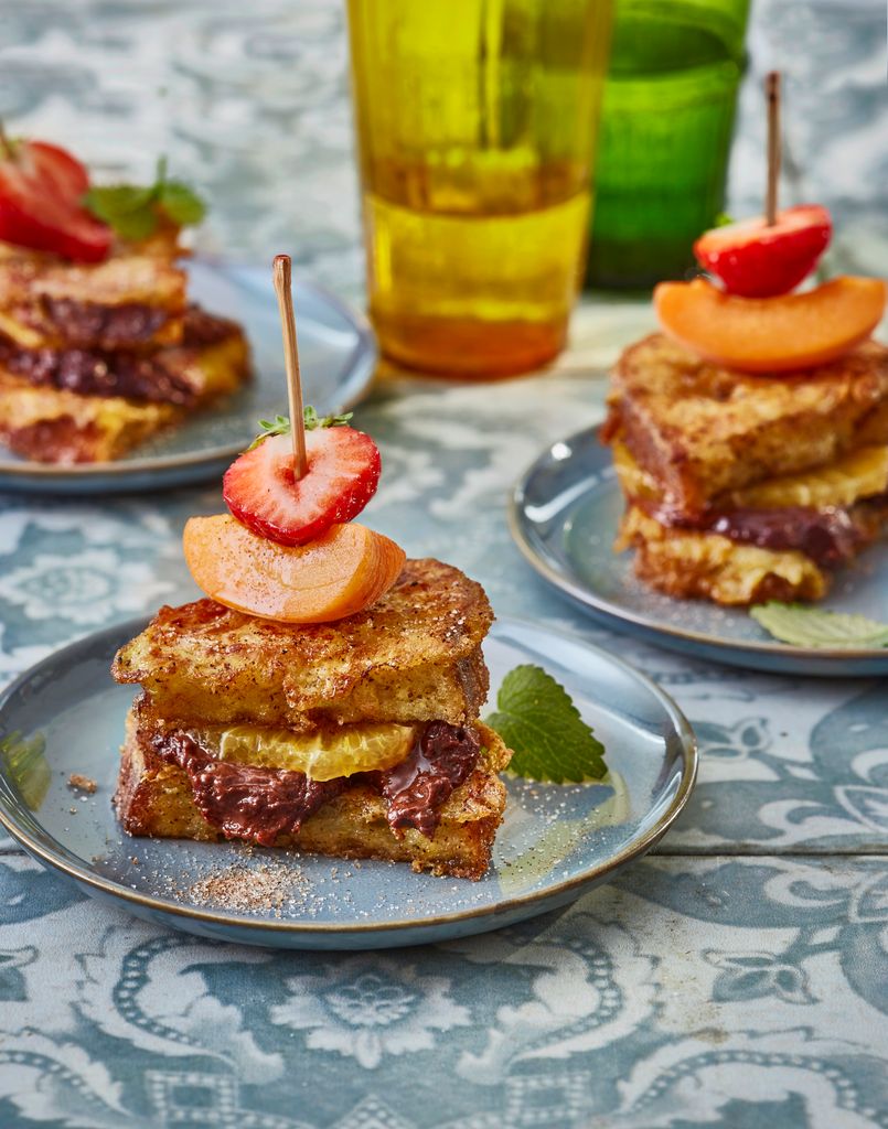 Sandwich de torrijas relleno de crema de chocolate y fruta. 