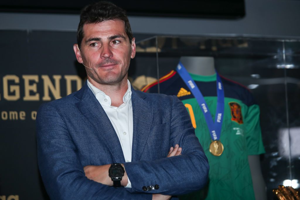 Iker Casillas posando con su camiseta del Mundial 2010