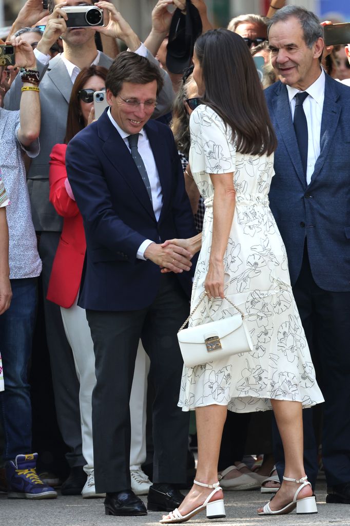 El último giro inesperado en los looks de la reina Letizia: un vestido de flores que marca cintura y perlas en la Feria del Libro/en Madrid La reina Letizia cambia de registro por un vestido de flores ligero que marca cintura tras una semana de looks de alto impacto