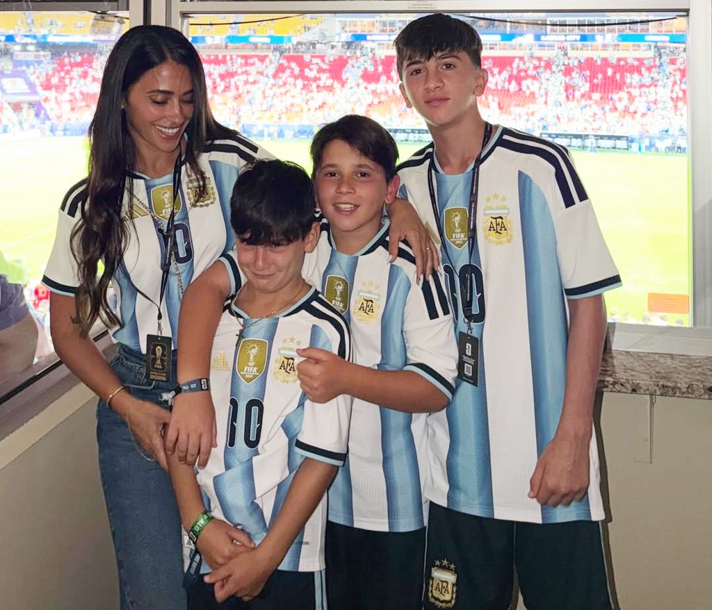 Antonela Roccuzzo y sus hijos en el Kansas City Stadium (Missouri) viendo el debut de la selección argentina en el Mundial, el 16 de junio de 2026