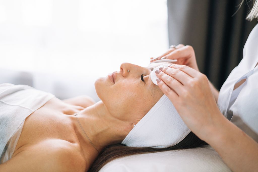 Tratamientos como el Hydrafacial y el Facial Glacial, hidratan a profundidad y previenen la aparición de manchas.