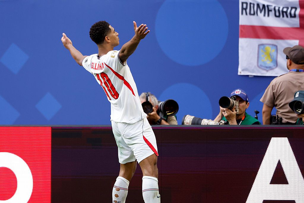Jude Bellinghan fue el autor de los dos goles de Inglaterra