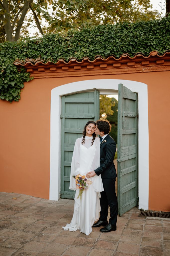 Look de novia sencillo de Otaduy con capa boda Barcelona