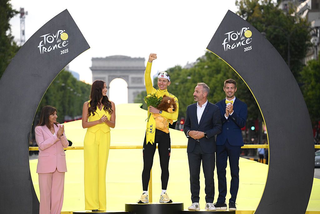 Icónica imagen de Pogacar proclamándose ganador de la pasada edición del Tour