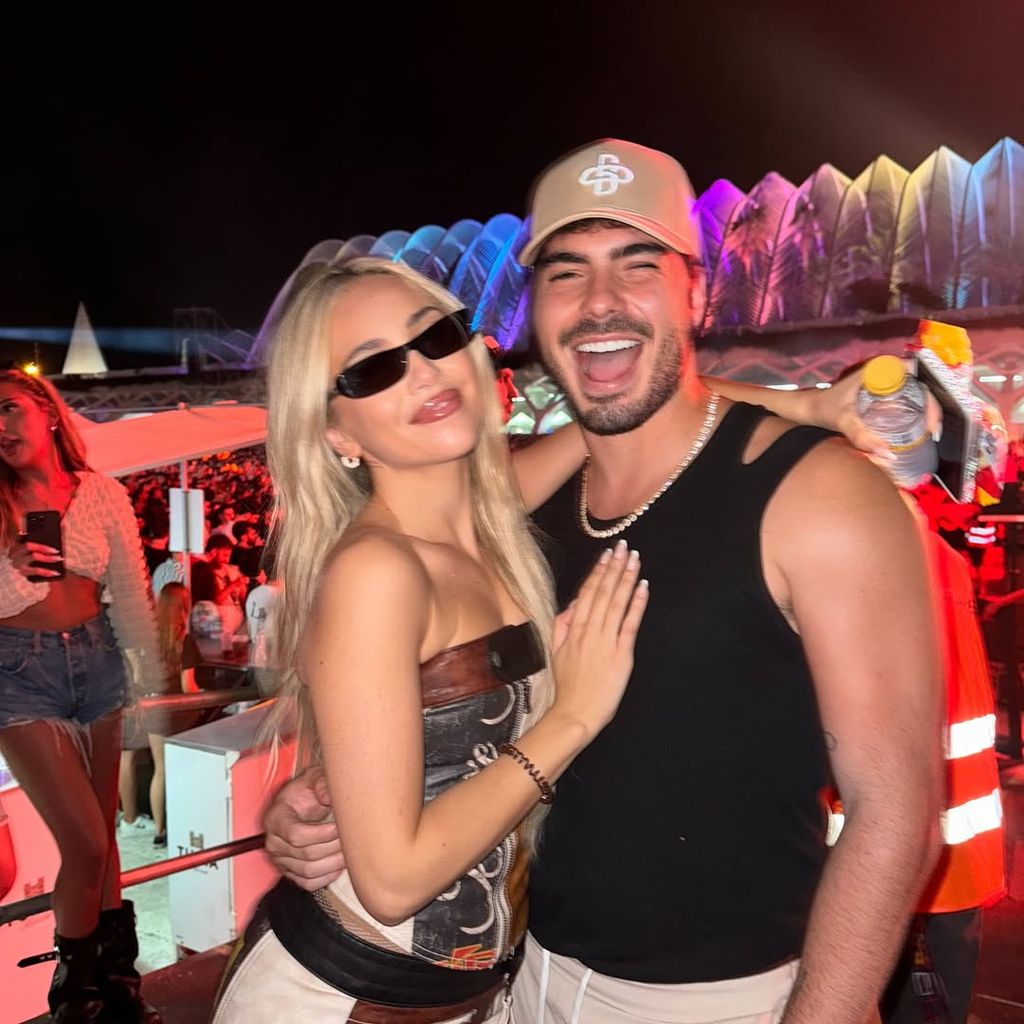 Jesús junto a su amiga Ana Mena