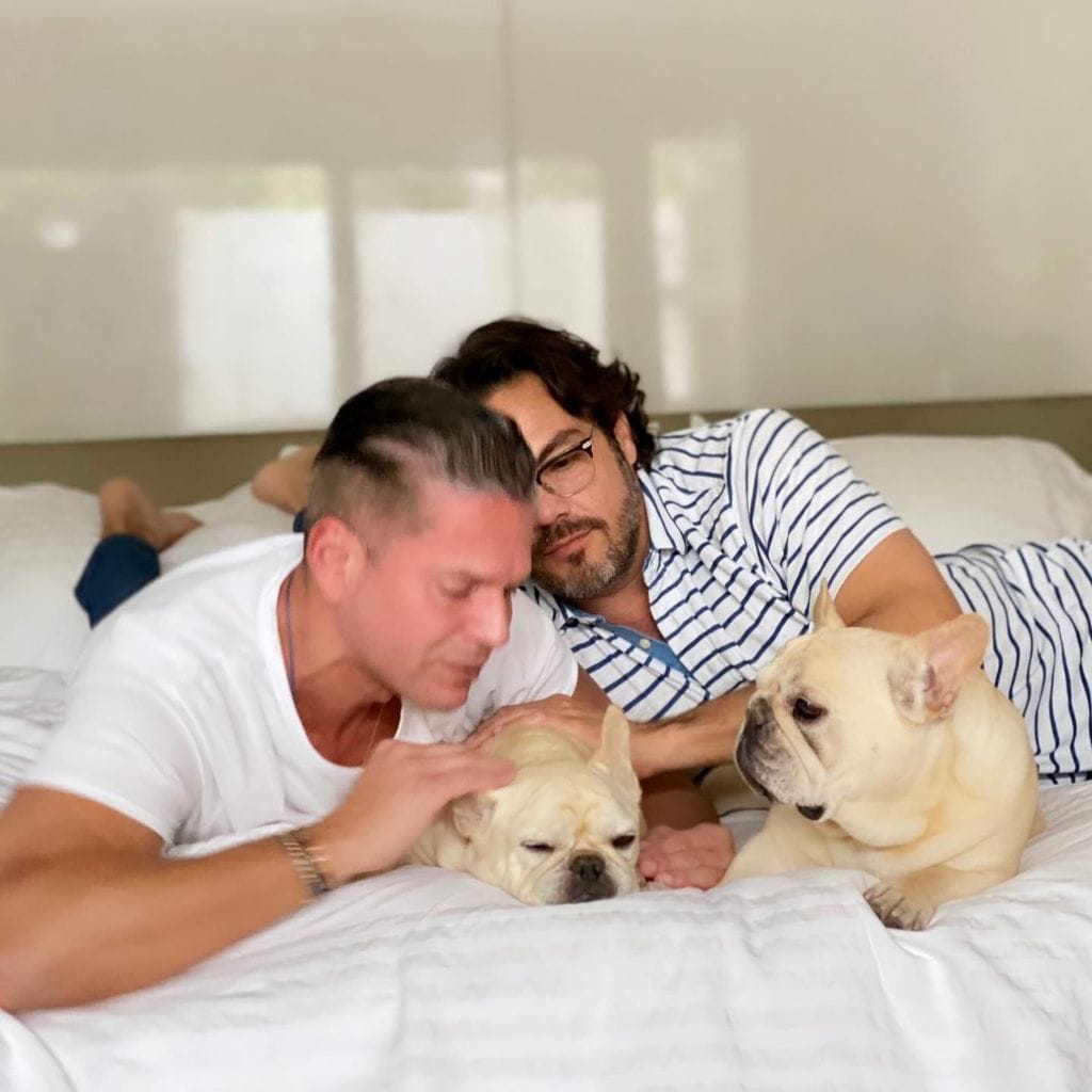 Rodner Figueroa y Ernesto Mathies con sus perritos Napoleón y Carlota