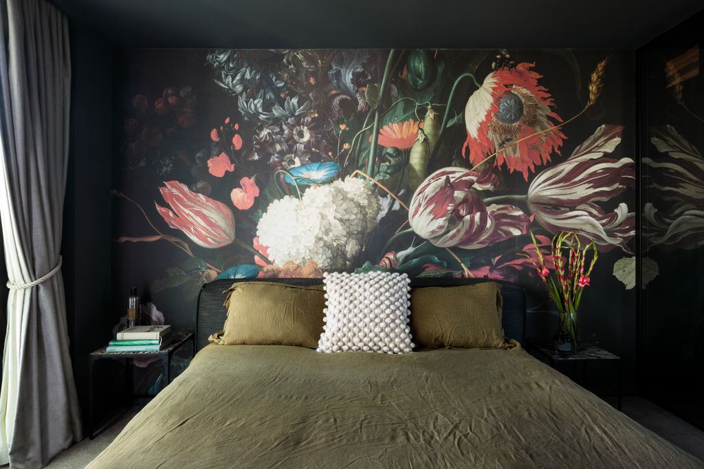 Dormitorio con mural en la pared del cabecero