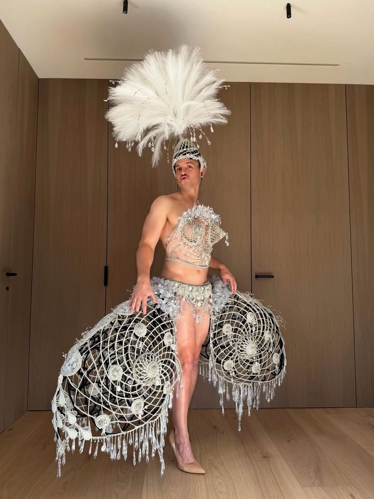 David Muñoz, con el traje de las campanas de su mujer, Cristina Pedroche