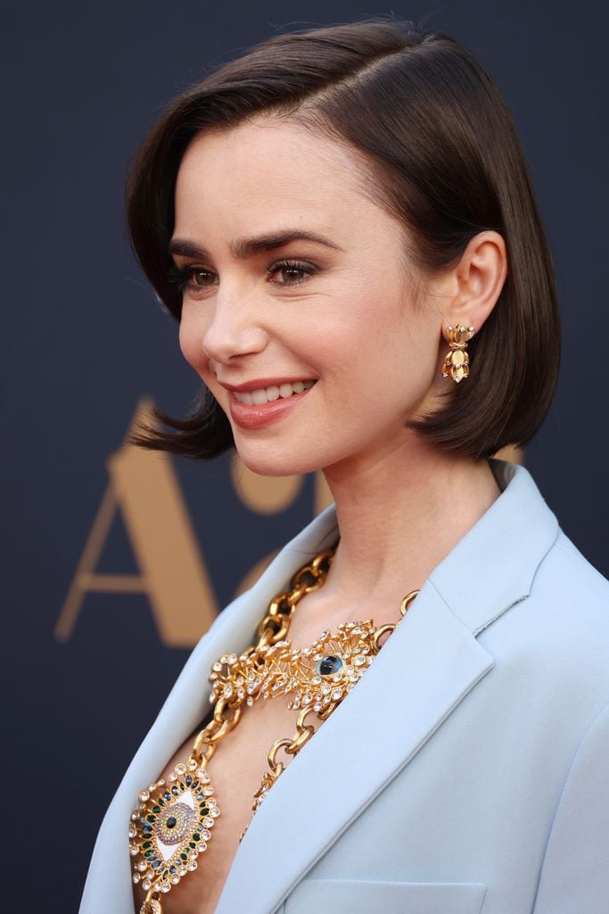 Lily Collins con pelo corto y conjunto de Schiaparelli en la premier de MAXXXINE