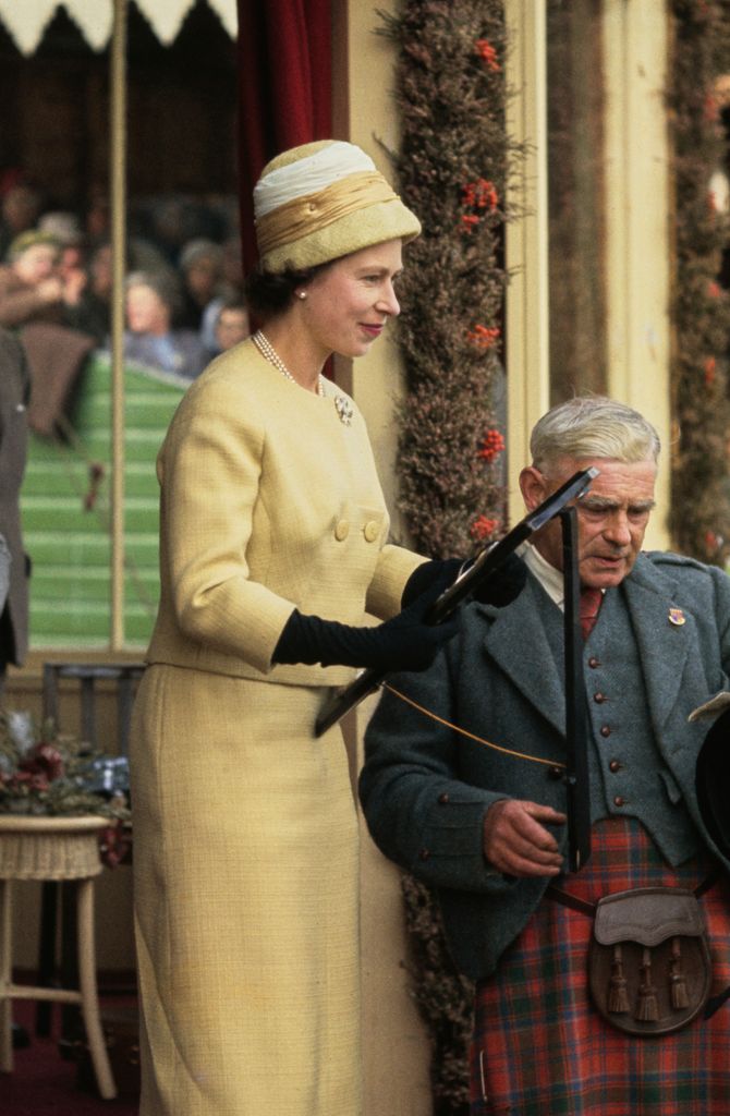 La reina Isabel II de Inglaterra en Escocia, 1960.