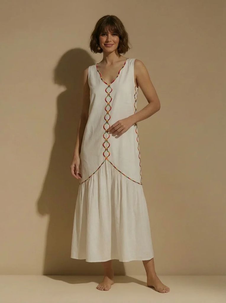 Vestido blanco de algodón con bordados multicolor de la firma Ataez.