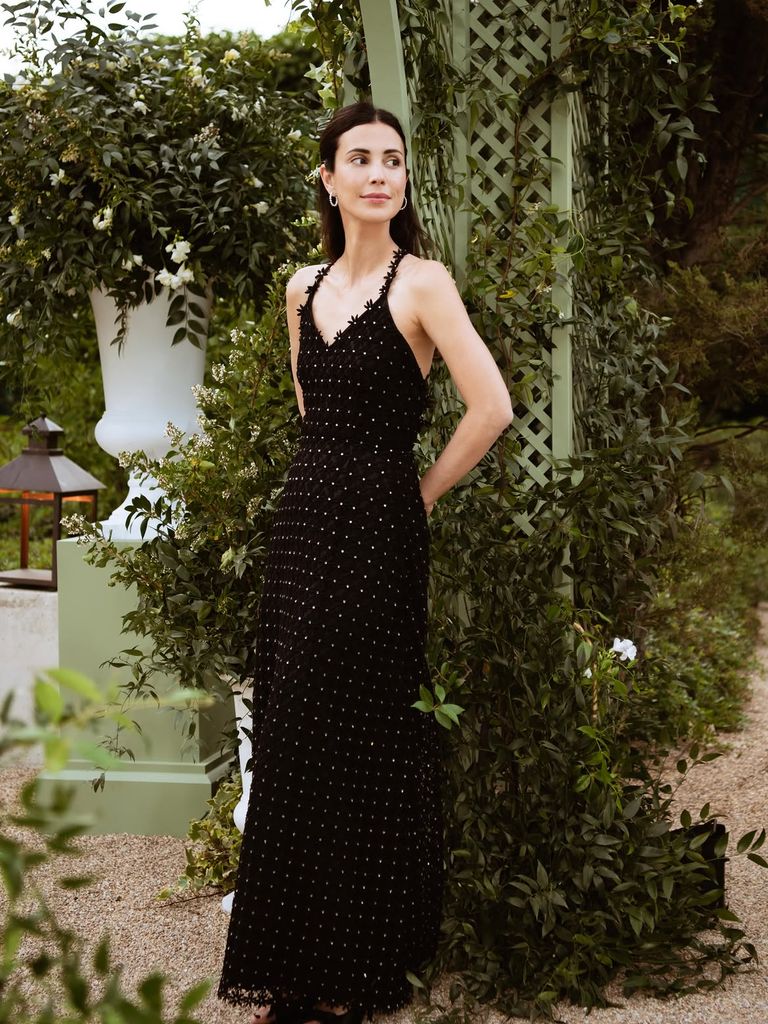 Sassa de Osma impacta en una noche de verano con vestido de pedrería y espalda desnuda