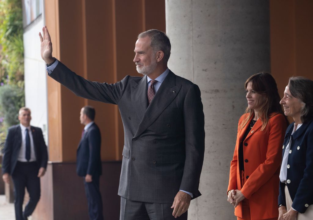 El rey saludó a los vitorianos a su llegada al Palacio de Congresos Europa de la ciudad vasca
